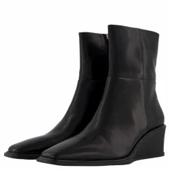 Aino Black